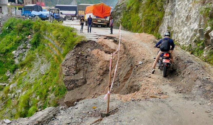 बझाङमा पहिरोले जयपृथ्वी राजमार्ग अवरुद्ध 